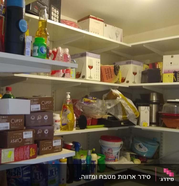 מדפים עם מוצרי ניקוי, קופסאות וכלי מטבח